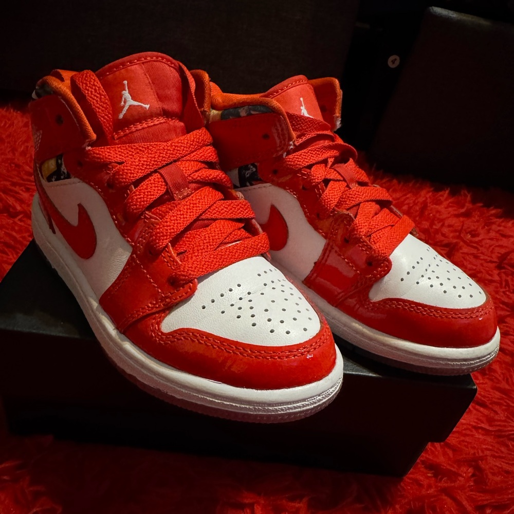 Red and White Jordan 1s hightop, great condition.